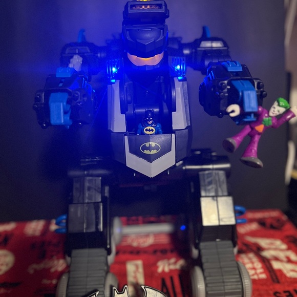 Remote controlled transforming Batman robot for the DC Super Friends Imaginext - Picture 7 of 7